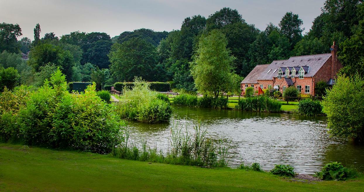 Hotel Lloyds Meadow Glamping Chester Esterno foto